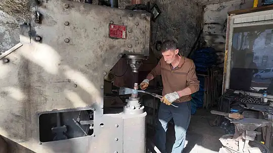 Siirt'te 60 yaşındaki usta, 45 yıldır demir dövüyor