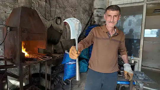 Siirt'te 60 yaşındaki usta, 45 yıldır demir dövüyor
