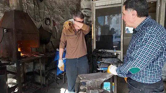 Siirt'te 60 yaşındaki usta, 45 yıldır demir dövüyor