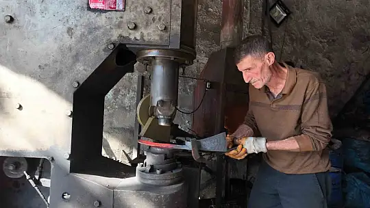 Siirt'te 60 yaşındaki usta, 45 yıldır demir dövüyor