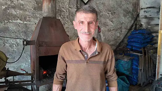 Siirt'te 60 yaşındaki usta, 45 yıldır demir dövüyor