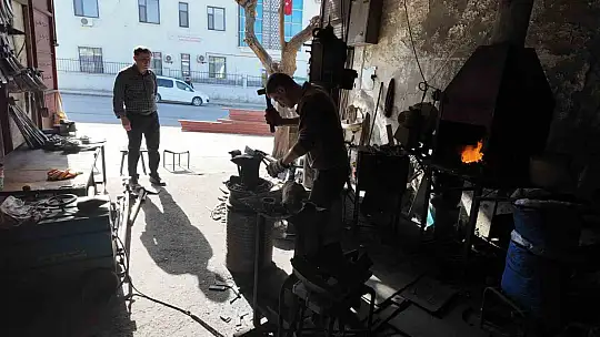 Siirt'te 60 yaşındaki usta, 45 yıldır demir dövüyor