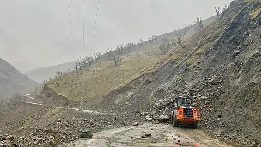 Batman'da şiddetli yağışlarla birlikte bazı köy ve mezra yolları ulaşıma kapandı