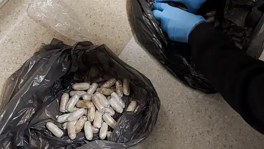 Batman'da yabancı uyruklu bir  şahsın midesinden 64 parça uyuşturucu çıktı