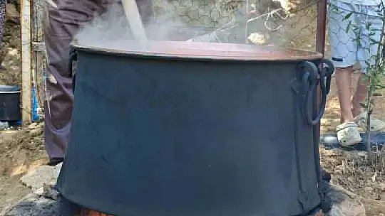 Batman Mereto Dağı'nda Siyah Üzüm Hasadı: Günlüce Köyünde Cevizli Sucuk ve Pestil Geleneği