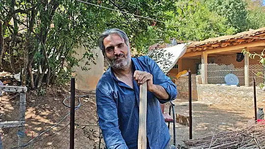 Batman Mereto Dağı'nda Siyah Üzüm Hasadı: Günlüce Köyünde Cevizli Sucuk ve Pestil Geleneği