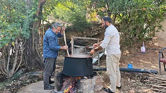 Batman Mereto Dağı'nda Siyah Üzüm Hasadı: Günlüce Köyünde Cevizli Sucuk ve Pestil Geleneği
