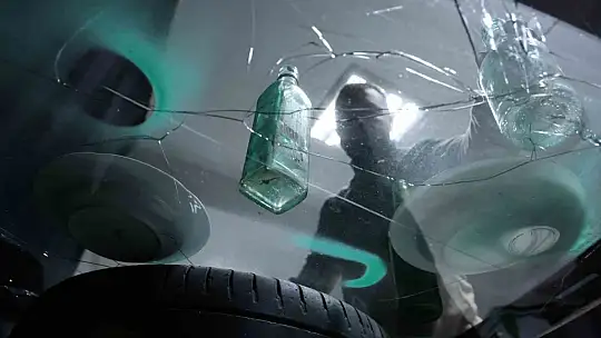 Bu eve gelen her şeyi kırıp döküyor! Öfkesini dışa vuran vurana