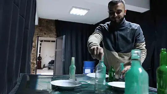 Bu eve gelen her şeyi kırıp döküyor! Öfkesini dışa vuran vurana