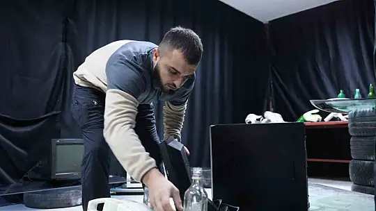 Bu eve gelen her şeyi kırıp döküyor! Öfkesini dışa vuran vurana