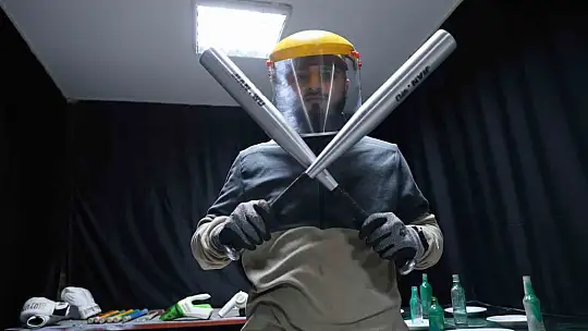 Bu eve gelen her şeyi kırıp döküyor! Öfkesini dışa vuran vurana