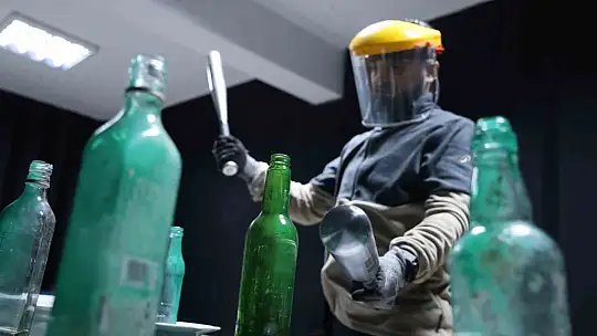 Bu eve gelen her şeyi kırıp döküyor! Öfkesini dışa vuran vurana