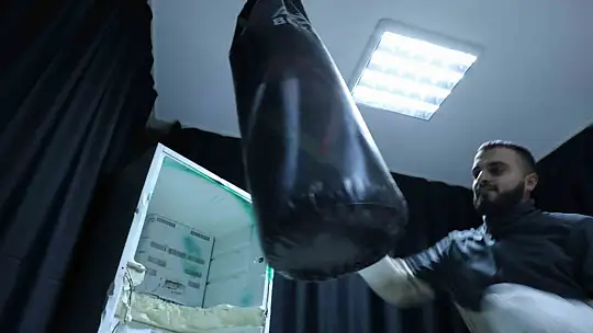 Bu eve gelen her şeyi kırıp döküyor! Öfkesini dışa vuran vurana