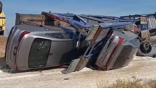 Şanlıurfa'da devrilen tırda bulunan milyonluk araçlar hasar gördü