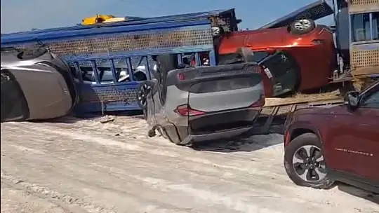 Şanlıurfa'da devrilen tırda bulunan milyonluk araçlar hasar gördü