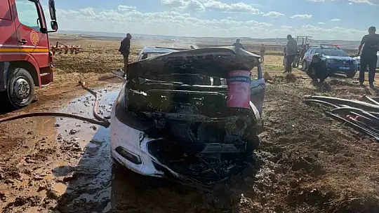 Diyarbakır'da seyir halindeki araç küle döndü