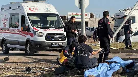 Diyarbakır'da tır ve iki aracı biçti: 2 ölü, 3 yaralı