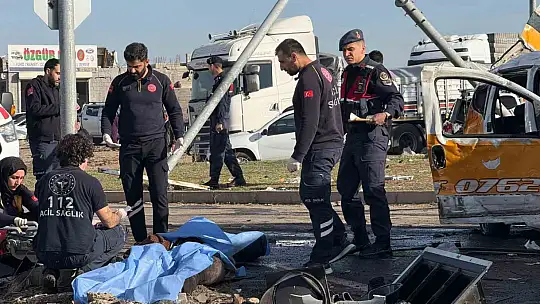 Diyarbakır'da tır ve iki aracı biçti: 2 ölü, 3 yaralı