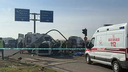 Diyarbakır'da tır ve iki aracı biçti: 2 ölü, 3 yaralı
