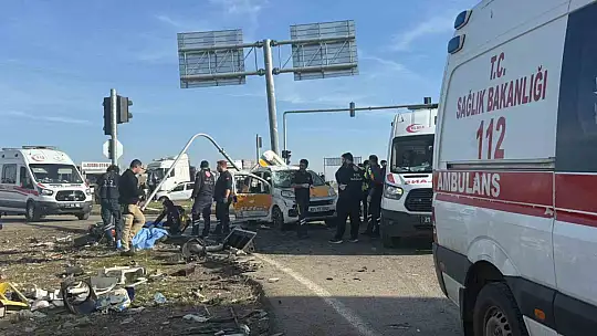 Diyarbakır'da tır ve iki aracı biçti: 2 ölü, 3 yaralı