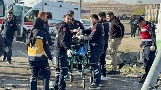 Diyarbakır'da tır ve iki aracı biçti: 2 ölü, 3 yaralı