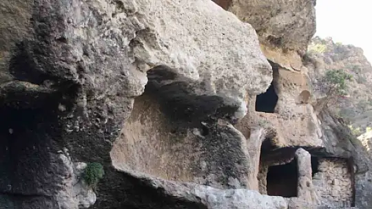 Siirt'in Sınırındaki Gabar Dağı'nda Saklı Cennet: '7 Katlı Apartman Mağarası'