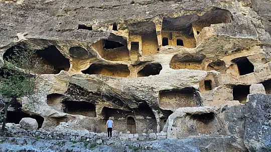 Siirt'in Sınırındaki Gabar Dağı'nda Saklı Cennet: '7 Katlı Apartman Mağarası'