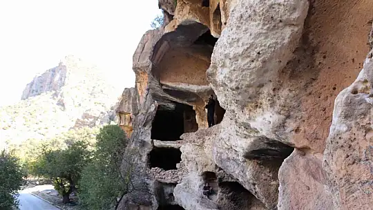 Siirt'in Sınırındaki Gabar Dağı'nda Saklı Cennet: '7 Katlı Apartman Mağarası'