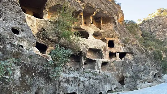 Siirt'in Sınırındaki Gabar Dağı'nda Saklı Cennet: '7 Katlı Apartman Mağarası'