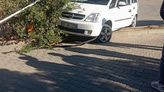 Siirt'te hastane bahçesine girmek isteyen sürücü refüje çıktı