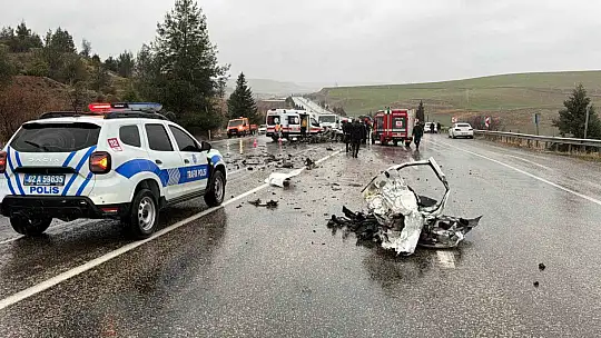 Adıyaman'da otobüs otomobili kağıt gibi ezdi: 3 ölü, 1 yaralı