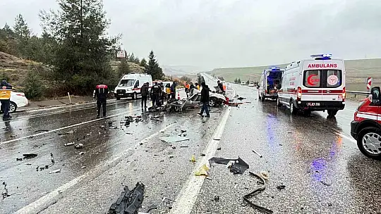 Adıyaman'da otobüs otomobili kağıt gibi ezdi: 3 ölü, 1 yaralı