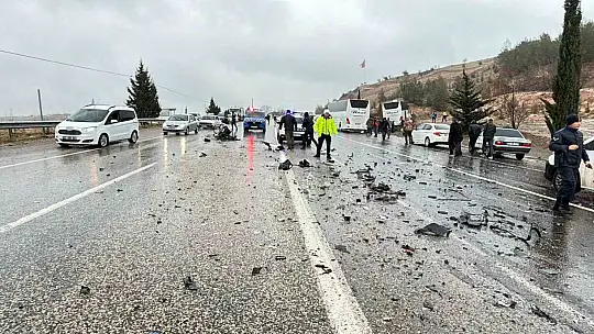 Adıyaman'da otobüs otomobili kağıt gibi ezdi: 3 ölü, 1 yaralı