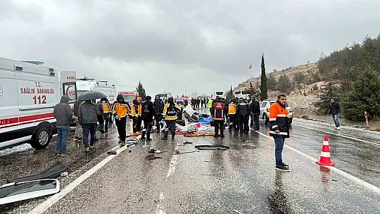 Adıyaman'da otobüs otomobili kağıt gibi ezdi: 3 ölü, 1 yaralı