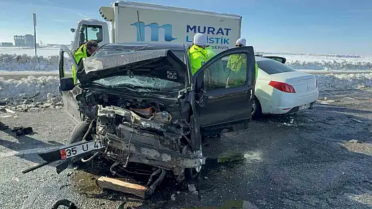 Diyarbakır'da otomobil ile hafif ticari araç çarpıştı: 12 yaralı