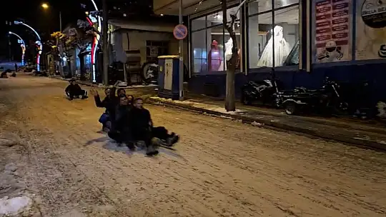 Siirt Pervari'de vatandaşlar kar yağışının tadını kayarak çıkardı