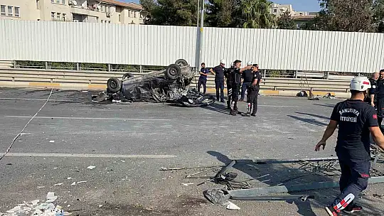 Refüjü aşan otomobil araçların arasına daldı: 3'ü ağır 5 yaralı