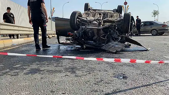 Refüjü aşan otomobil araçların arasına daldı: 3'ü ağır 5 yaralı