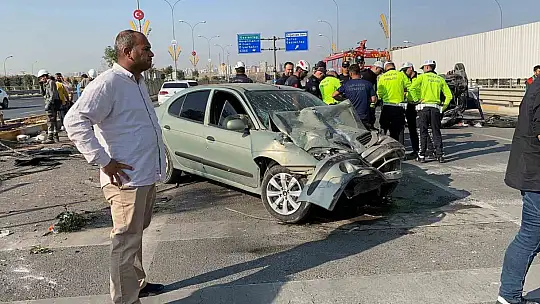 Refüjü aşan otomobil araçların arasına daldı: 3'ü ağır 5 yaralı