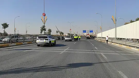 Refüjü aşan otomobil araçların arasına daldı: 3'ü ağır 5 yaralı