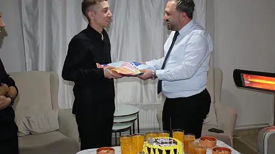 Siirt'te Sevgi Evlerinden ayrılan gence doğum günü sürprizi