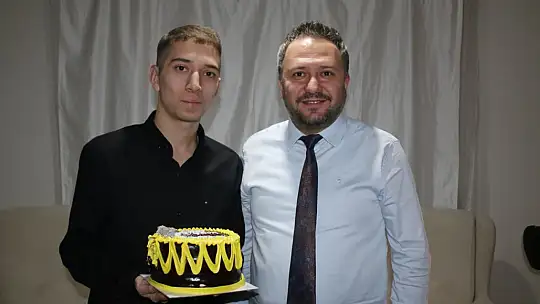 Siirt'te Sevgi Evlerinden ayrılan gence doğum günü sürprizi