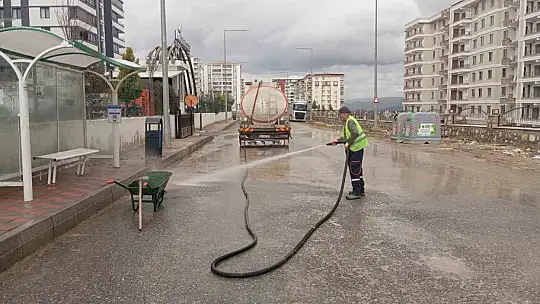 Siirt'te kaldırım ve caddeler yıkanarak dezenfekte edildi