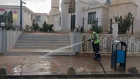 Siirt'te kaldırım ve caddeler yıkanarak dezenfekte edildi