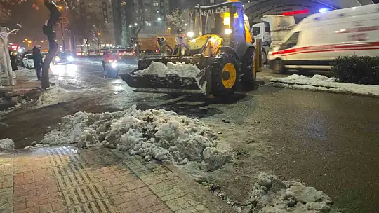 Siirt'te kar mesaisi gece gündüz sürüyor