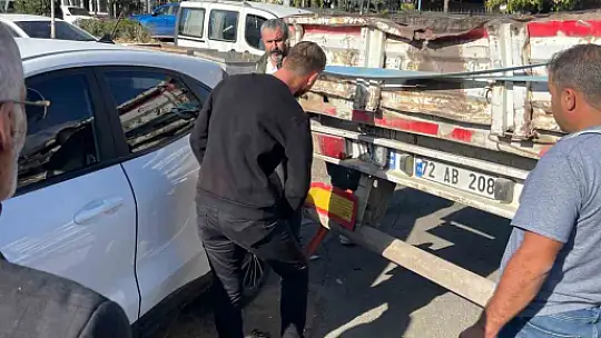 Siirt'te tırın dorsesi otomobilin teker bölümüne takıldı