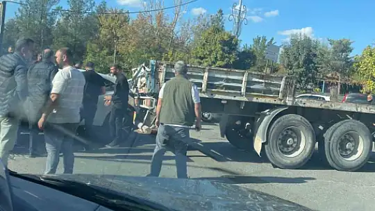 Siirt'te tırın dorsesi otomobilin teker bölümüne takıldı