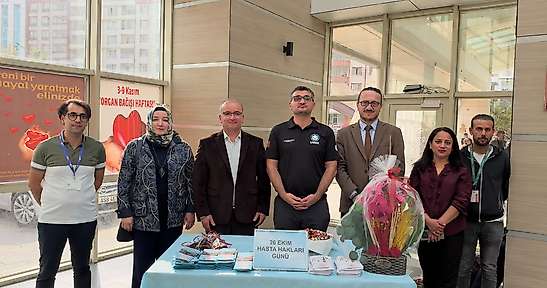 Siirt'te Hasta Hakları Günü Dolayısıyla Hastalara Gül ve Karanfil Verildi