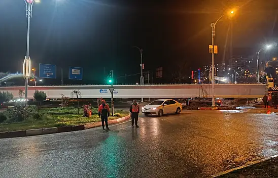 Siirt'te 50 Metrelik Köprü Kirişi Ford Kavşağı'nda Sıkıştı, Trafik Aksadı