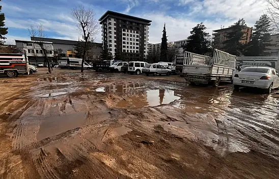 Siirt'te Geçici Otoparklar Yağışlardan Sonra Çukurlarla Doldu